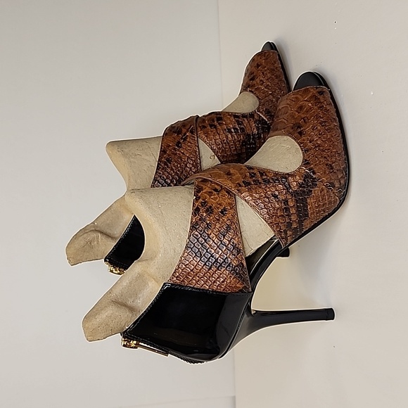 Michael Kors Sandal - Picture 3 of 10